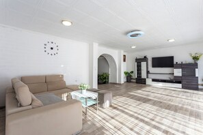 Nhà Tiêu chuẩn, nhiều phòng ngủ, 2 phòng tắm (Holiday Home Cadjo With Pool) | Khu phòng khách | Smart TV 21-inch có truyền hình cáp 