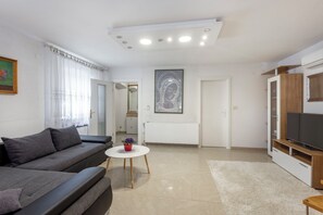 Nhà Tiêu chuẩn, nhiều phòng ngủ, 2 phòng tắm (Holiday Home Cadjo With Pool) | Khu phòng khách | Smart TV 21-inch có truyền hình cáp 