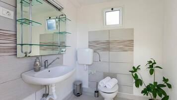 Shower, handuk, sabun, dan sampo