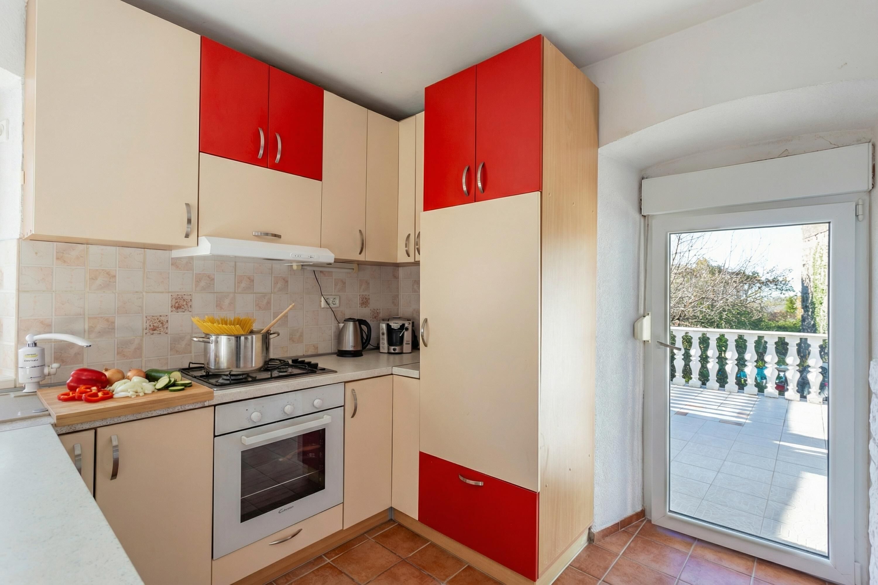 Lemari es, microwave, oven, dan kompor