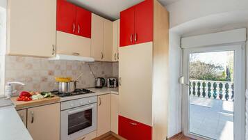 Lemari es, microwave, oven, dan kompor