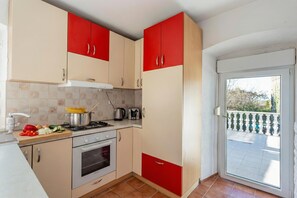 Fridge, microwave, oven, stovetop - Holiday Home Cadjo With Pool (Brtonigla)