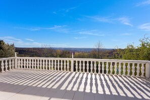 Un balcon avec vue sur un paysage montagneux.