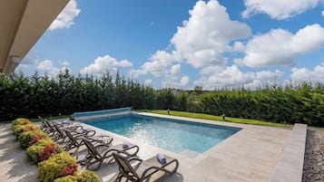 Piscina externa sazonal