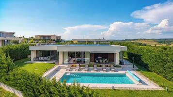 Vila família, 3 quartos, 2 banheiros (Villa Miracle) | Piscina | Piscina externa sazonal