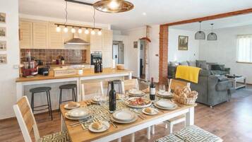 Family House, Multiple Bedrooms, 2 Bathrooms (Green View Holiday Home With Pool) | Dining