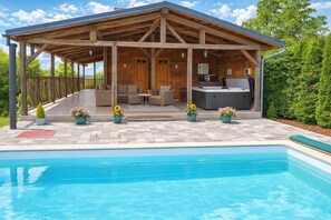 Piscine extérieure en saison