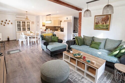 Green View Holiday Home With Pool