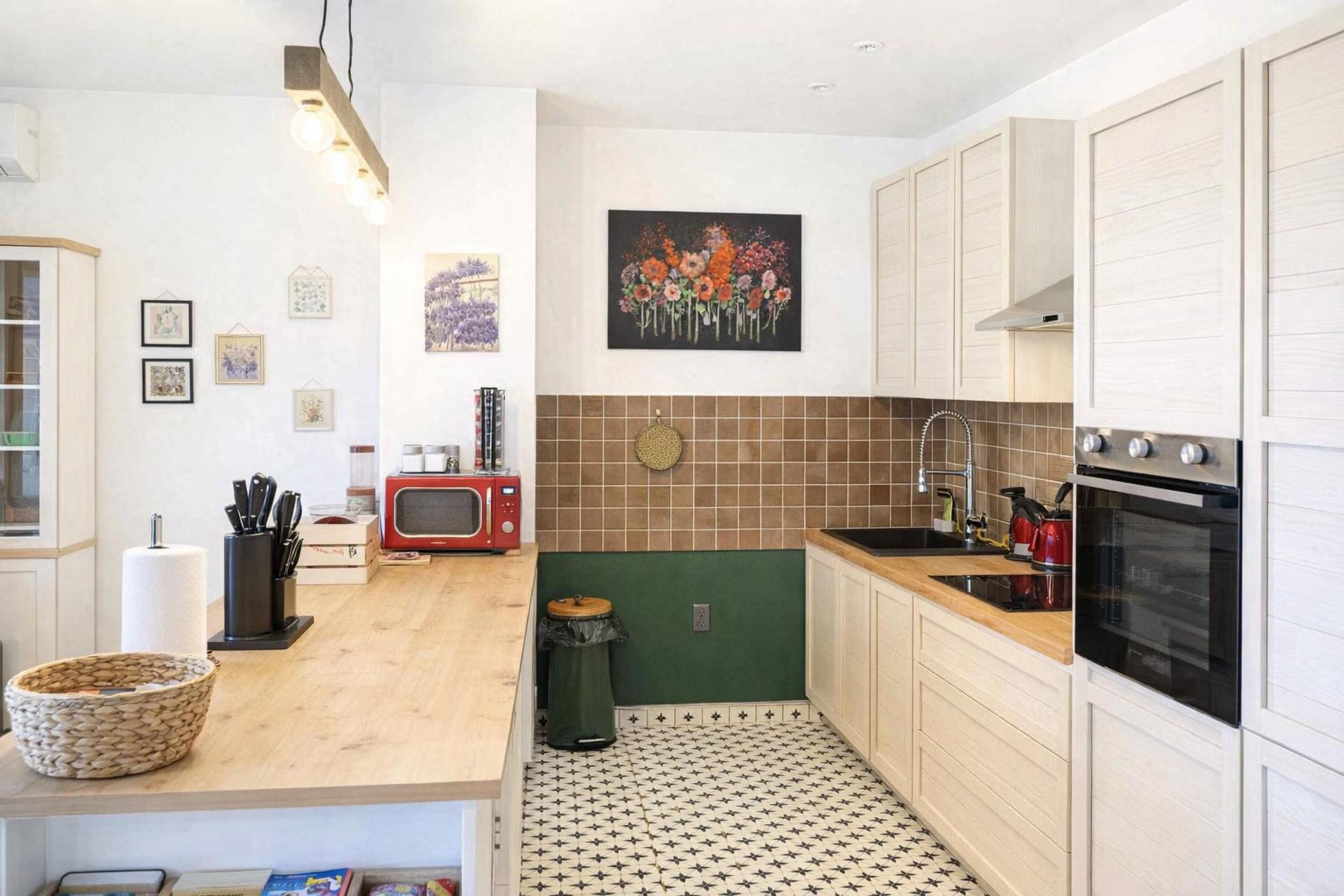 Nhà dành cho gia đình, nhiều phòng ngủ, 2 phòng tắm (Green View Holiday Home With Pool) | Bếp riêng | Tủ lạnh, lò vi sóng, lò nướng, bếp nấu 