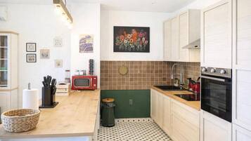 Nhà dành cho gia đình, nhiều phòng ngủ, 2 phòng tắm (Green View Holiday Home With Pool) | Bếp riêng | Tủ lạnh, lò vi sóng, lò nướng, bếp nấu