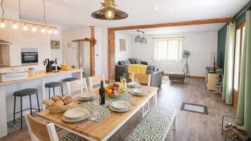 Family House, Multiple Bedrooms, 2 Bathrooms (Green View Holiday Home With Pool) | Dining