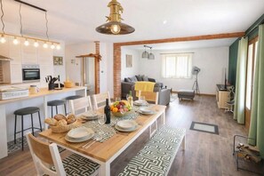 Maison Familiale, plusieurs chambres, 2 salles de bains (Green View Holiday Home With Pool) | Restauration