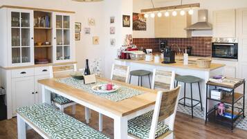 Family House, Multiple Bedrooms, 2 Bathrooms (Green View Holiday Home With Pool) | Dining