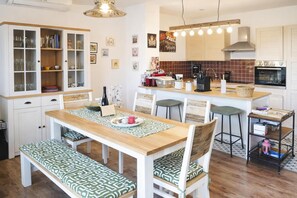 Maison Familiale, plusieurs chambres, 2 salles de bains (Green View Holiday Home With Pool) | Restauration
