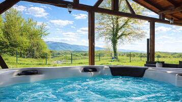 Family House, 3 Bedrooms, 2 Bathrooms (Green View Holiday Home With Pool) | Outdoor spa tub