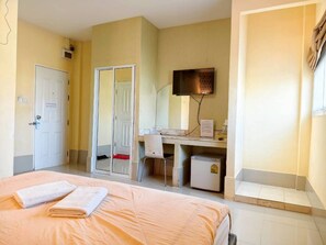 Doppelzimmer | Schreibtisch, laptopgeeigneter Arbeitsplatz, kostenloses WLAN