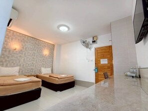 Zweibettzimmer | Schreibtisch, laptopgeeigneter Arbeitsplatz, kostenloses WLAN