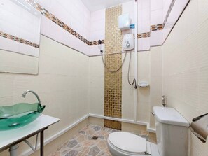 Doppelzimmer | Badezimmer | Dusche, Seife, Shampoo, Toilettenpapier