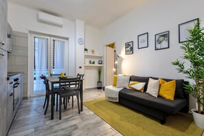 TV - Danila Apartment close to Metro (ROMA)