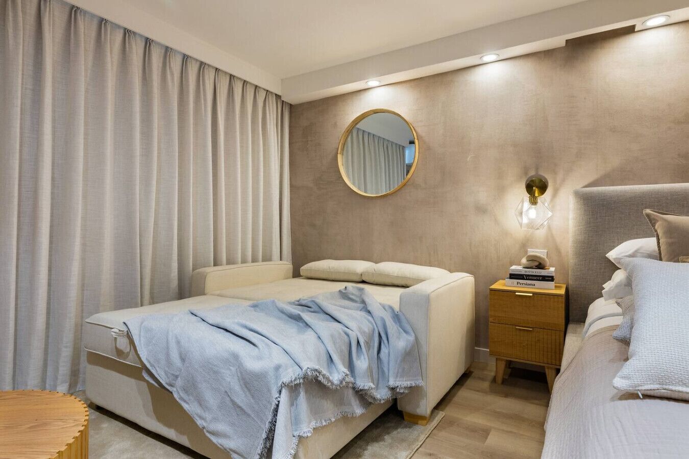 Desk, iron/ironing board, WiFi