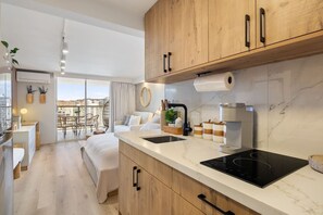Refrigerador, microondas, parrilla de estufa y cafetera y tetera 