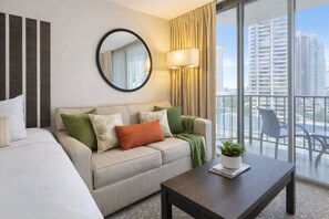 TV - Modern Island Studio Across from Hilton (Honolulu)