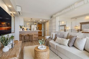 TV - Waikiki Wave Retreat: Ocean Luxe on 17F (Honolulu)