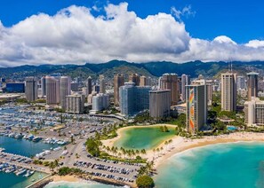 Beach nearby - Waikiki Wave Retreat: Ocean Luxe on 17F (Honolulu)