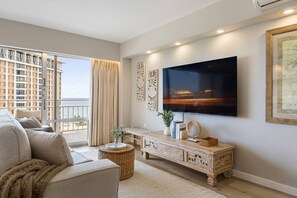 TV - Waikiki Wave Retreat: Ocean Luxe on 17F (Honolulu)
