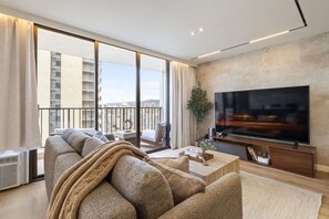 TV - Waikiki Luxe Ocean Retreat 28F – 1 Parking (Honolulu)