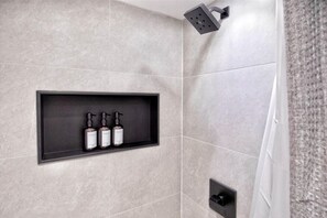 Bathroom - Oceanview Luxury 2BR | Diamond Head | Waikiki (Honolulu)