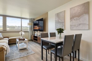 Dining - Upscale Waikiki Ocean Retreat – 1-Bedroom Suite (Honolulu)