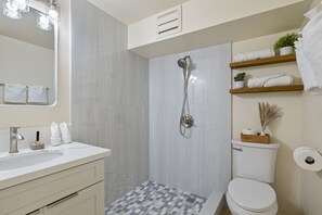 Hair dryer - Upscale Waikiki Ocean Retreat – 1-Bedroom Suite (Honolulu)