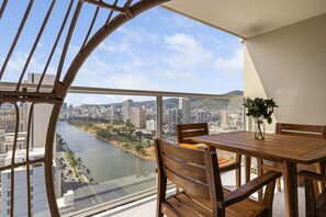 Outdoor dining - Upscale Waikiki Ocean Retreat – 1-Bedroom Suite (Honolulu)