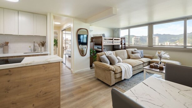 Eine moderne Wohnung mit Küche, Wohnbereich und einem Balkon mit Blick auf die Stadt.