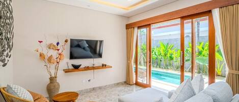 Villa, bassengutsikt | Oppholdsområde | En 43-tommers smart-TV med digitale kanaler samt Netflix