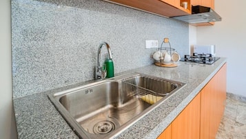 Villa, vistas a la piscina | Cocina privada | Hervidor eléctrico