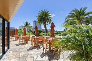 Outdoor dining - Boutique-Style Comfort at Luana Waikiki (Honolulu)