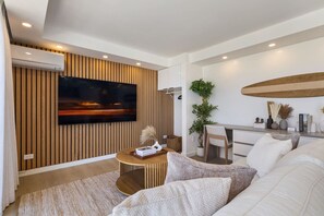 TV - Ocean Views & Luxe Comfort - Waikiki Gem 21F (Honolulu)