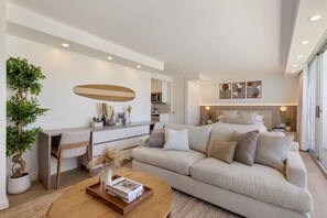 TV - Ocean Views & Luxe Comfort - Waikiki Gem 21F (Honolulu)