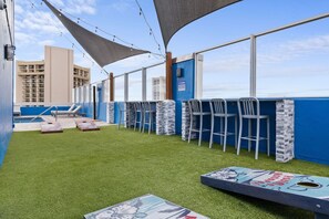 Terrace/patio - Ocean Views & Luxe Comfort - Waikiki Gem 21F (Honolulu)