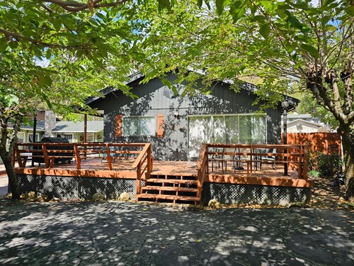 NEW Hot Tub, Walk to Town, Lake Access, Fireplace