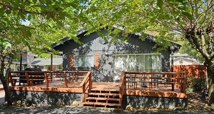 NEW Hot Tub, Walk to Town, Lake Access, Fireplace