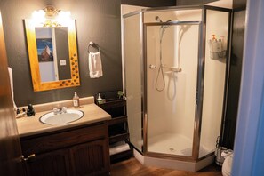 Shower, hair dryer, bidet, towels - NEW Hot Tub, Walk to Town, Lake Access, Fireplace (Twain Harte)