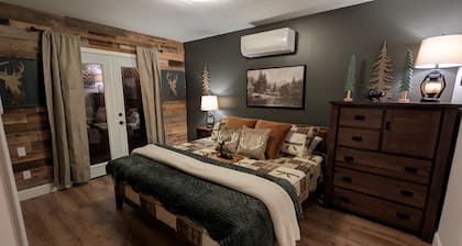 Hot Tub, Walk to Town, Lake Access, Fireplace, Fenced Yard