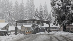 Eine schneebedeckte Straße führt zu einem Gebäude mit dem Schild 'TWAIN MARTE'.