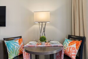 Dining - Waikiki Ocean Breeze: A Peaceful Island Getaway (Honolulu)
