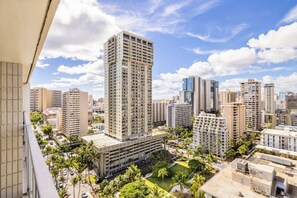Property grounds - Heart of Waikiki • Steps to Beach • Cozy Studio (Honolulu)