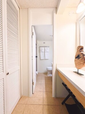 Hair dryer - Tropical Escape in Waikiki with Free Parking (Honolulu)