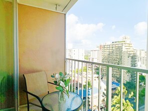 Property grounds - Tropical Escape in Waikiki with Free Parking (Honolulu)